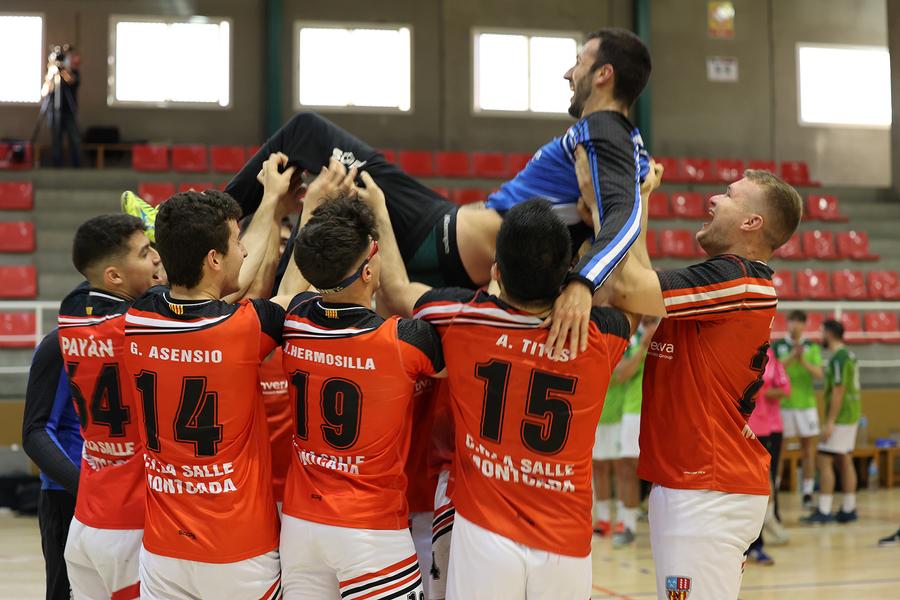 El porter, mantejat pels seus companys d'equip a la fi del partit.